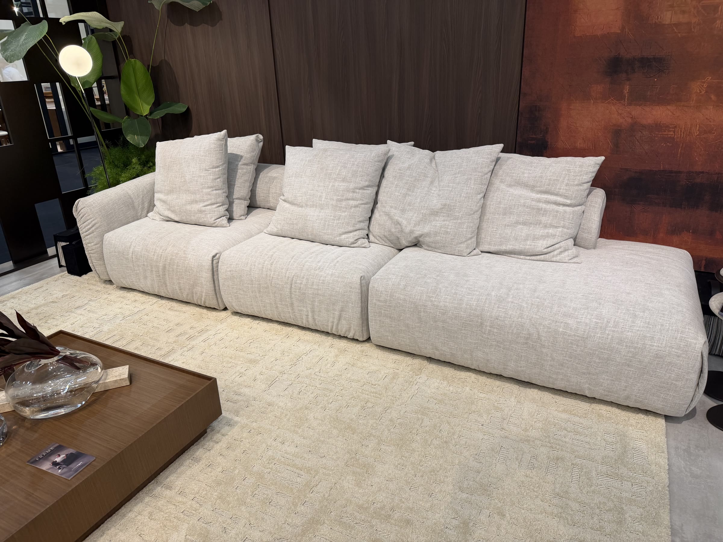 Sofá modular claro em ambiente de exposição